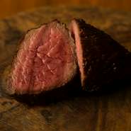 シェフが惚れ込んだ三田和牛の美味しさを最大限に味わえるよう、味付けは塩とこしょうのみ。最も美味しい状態に焼き上げられた肉は、外はカリッ、中はジューシー。職人技が光る逸品です。