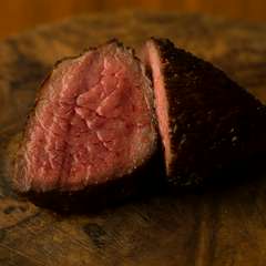 フライパンひとつで絶妙に焼かれた肉肉しい『三田和牛のもも肉』