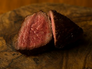 フライパンひとつで絶妙に焼かれた肉肉しい『三田和牛のもも肉』