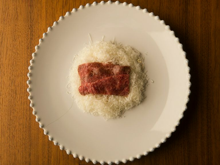 シェフ自ら現地で味を確かめて選んだ、濃密な旨味を持つ三田牛