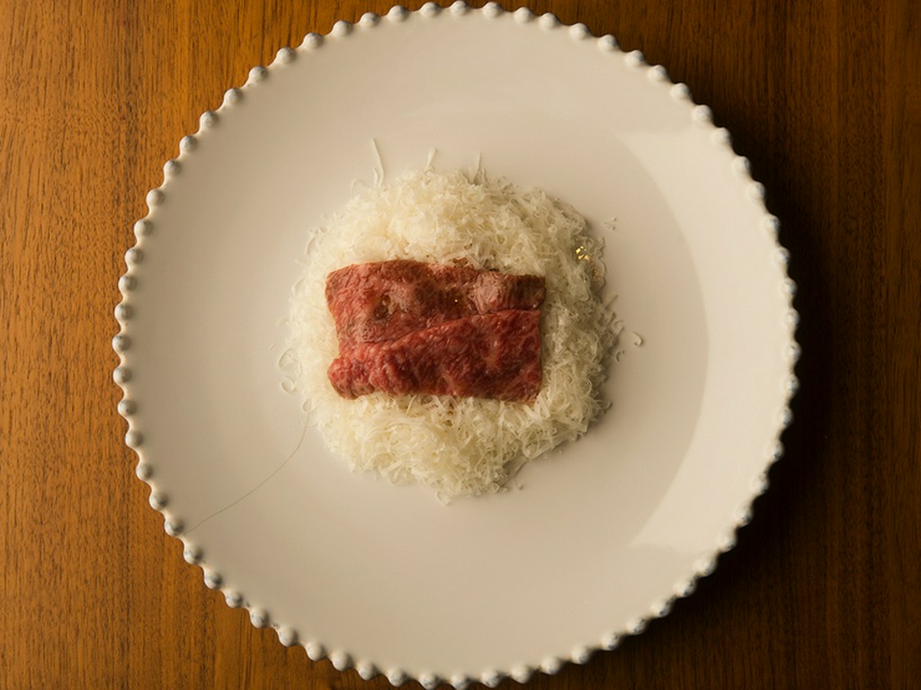 シェフ自ら現地で味を確かめて選んだ、濃密な旨味を持つ三田牛