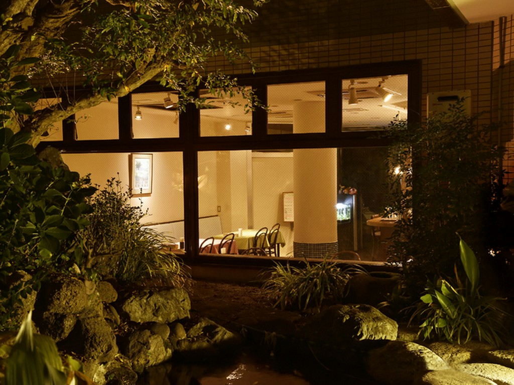 落ち着いた雰囲気の中で、庭の四季を感じながらお食事が楽しめる