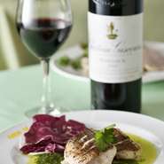 魚はシェフ自ら納得のできる良質なものを豊洲で仕入れ、野菜は信頼できる生産者から取り寄せしている徹底ぶり。素材の味を活かした調理法で、丁寧に育てた野菜の、濃厚な香りや旨味を味わえます。
