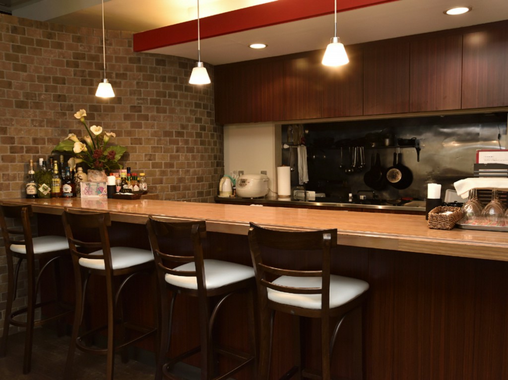 シェフとの会話や厨房のライブ感を楽しむカウンター席