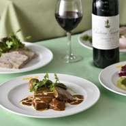 ピッツアやパスタを家族みんなでシェアしたり、前菜を肴にワインを味わったり。形式にとらわれず、箸で食べても大丈夫。かしこまらずに気軽に楽しめる、あたたかな雰囲気が家族連れにうれしいお店です。