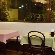 ランチタイムに、友達や仲間と食事を楽しんではいかがでしょうか。片側がベンチシートで、お子さまも安心。貸切可能で、人数や予算に応じて料理の組み立てもOK。美味しい料理におしゃべりが弾むこと請け合いです。