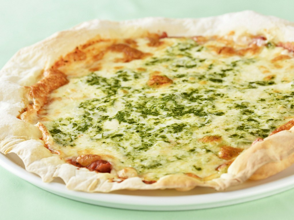 家族や恋人とシェアして食べられる、焼きたてアツアツの『マルゲリータピッツア』