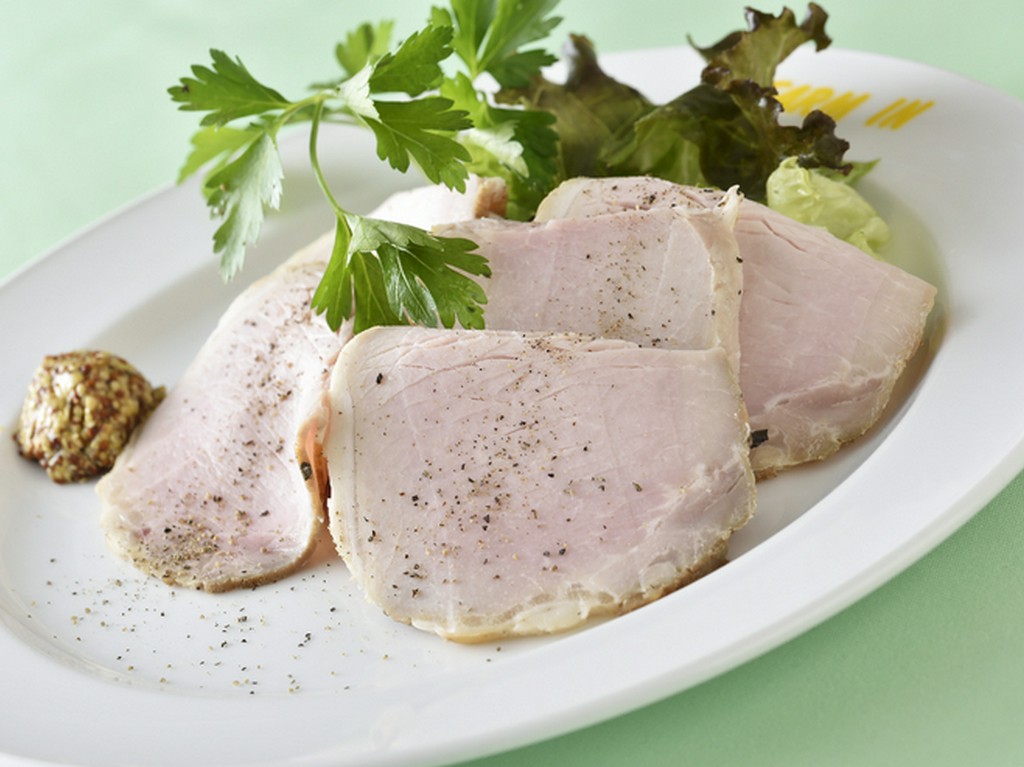 じっくりと仕上げた、燻製の香りが広がる『手作りロースハム』