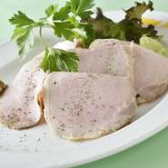 オリジナルのタレでマリネした豚ロースを低温でじっくり火入れし、仕上げに4時間スモークした自家製ハム。口いっぱいに広がる燻製の風味と、しっとりとした舌触りが特徴。程よい塩味と香辛料が食欲をそそります。