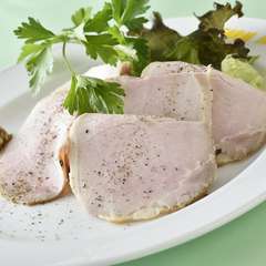 じっくりと仕上げた、燻製の香りが広がる『手作りロースハム』