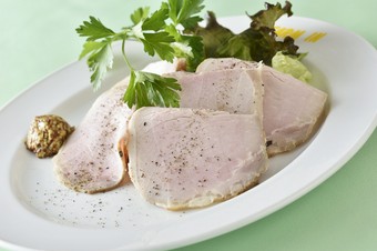 じっくりと仕上げた、燻製の香りが広がる『手作りロースハム』