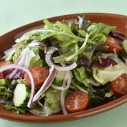 千葉県の契約農家から仕入れる新鮮な旬野菜。例えば、サラダや料理に添える「ルッコラ」は、味が濃く、芳醇な香りまで楽しめます。みずみずしい旬の野菜は新鮮な証。野菜本来の美味しさを堪能できます。