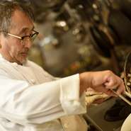 シェフは厨房にこもらず、自ら料理をサーブしたり、ホールでゲストとの会話を楽しんだり。親しみやすいシェフの人柄があふれる、あたたかな雰囲気が心地よいレストランです。