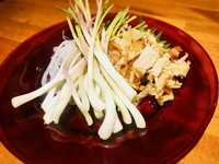 沖縄で栽培されているらっきょを島らっきょうと呼びます。本土のらっきょうより太くて長く、香りが強いのが特徴です。一度食べたらクセになっちゃいます。
沖縄みそ ￥600
塩漬け ￥600
キムチ ￥600
天ぷら ￥700

