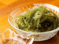 まずは注文いただきたいメニューのひとつ。“グリーンキャビア”とも呼ばれる、沖縄名物の代表を現地から直接お届け。プチプチとした瑞々しい食感がやみつきになります。