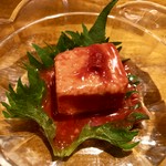 島豆腐を米麹・紅麹・泡盛によって発酵熟成した発酵食品です。クリーミーな食感。東洋のブルーチーズとよばれています。泡盛が進んじゃいます。