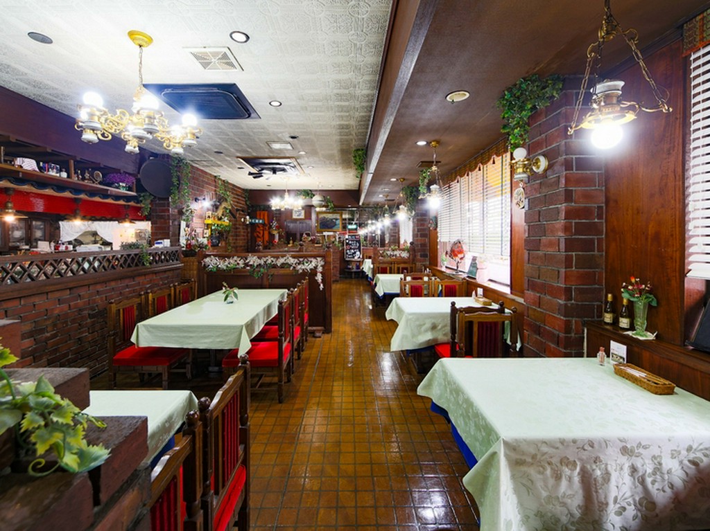 こだわりのインテリアが落ち着いた重厚感を演出