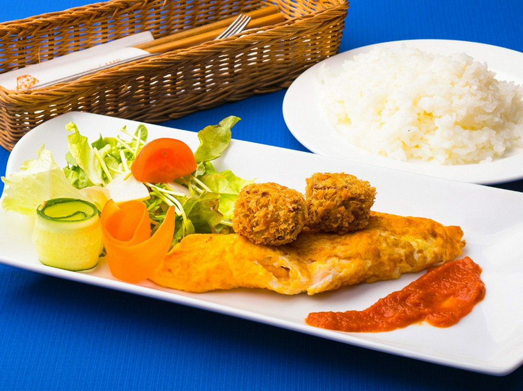 オムレツとハンバーグカツレツコラボ