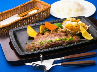 柔らかいステーキと季節のフライを満喫『牛ロースステーキとカキフライ』