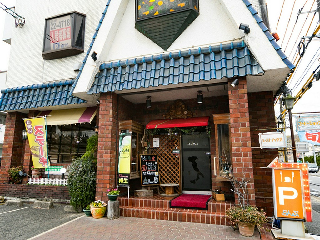 竹原駅から徒歩5分。三角屋根が目を引く、レンガ造りの建物