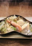 北海道の食材を使ったオリジナルなべ。
海鮮の旨味が出て、出汁も美味い！
日本酒に良く合うので、お酒のアテにバツグンです。
お一人様用もできます。
