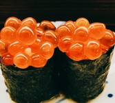自家製のイクラ醤油漬けを食べやすいサイズで
手まり寿司に。
お酒のアテにいいサイズ！