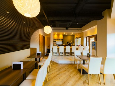 モダンでカジュアル、若い人でも入りやすい空間で上質な寿司を