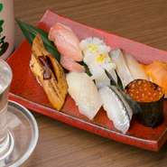寿司に合う辛口の日本酒が厳選されており、その多くが広島の地酒です。広島の銘酒である『美和桜』や人気の高い『瑞冠』はもちろん、『誠鏡』など珍しい広島の地酒も取り揃えられています。