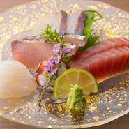店主がその日に買い付けた鮮魚の中でも、より上等な部位を厳選した一皿。四季折々の旬魚が並びます。広島近海で獲れた脂ののった魚は地酒との相性も抜群です。