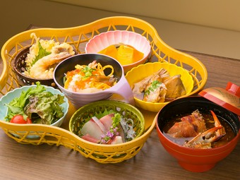 多彩な味が楽しめるランチメニュー『花かごランチ　蟹つめ赤だし付き』