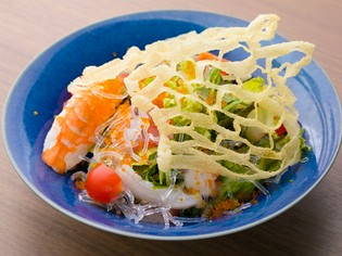  新鮮な魚介と楽しい食感の『海鮮投網サラダ』