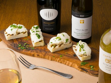 料理に良く合うイタリアワインを中心に約50種類を用意