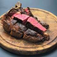 料理のジャンルの幅広さや、ワインの品揃えの充実ぶりはもちろん、仔豚の丸焼き・七面鳥の丸焼き・1kgを超えるTボーンステーキなど、インパクトがあるメニューも豊富。接待で利用するゲストも多いそうです。