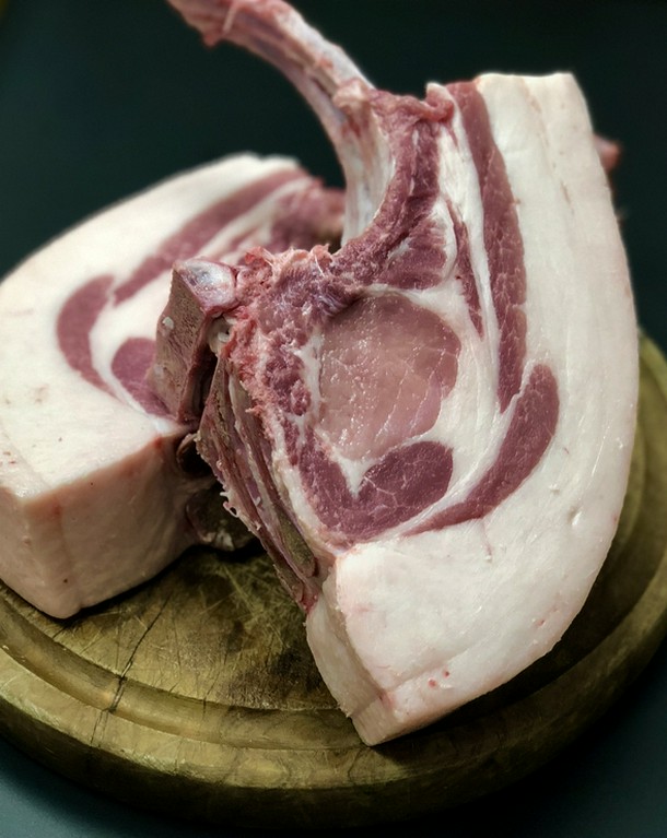 県内産の豚肉を始め、高品質な肉を厳選。野菜もこだわって使用