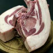 自家製加工肉用の肉はもちろん、ステーキなどの料理にも高品質な肉を仕入れて使っています。中でも、豚肉はなるべく広島県産のものを選んでいるそう。また、野菜は自家菜園の無農薬野菜をメインに使用しています。