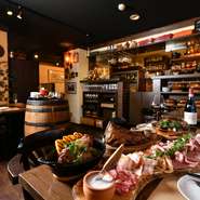 店内の一区画のみ未就学のお子様のご予約を承ります。小学生未満のお子様を同伴の場合は21:00迄のお時間とさせて頂きます。ご予約は店舗までご連絡ください。