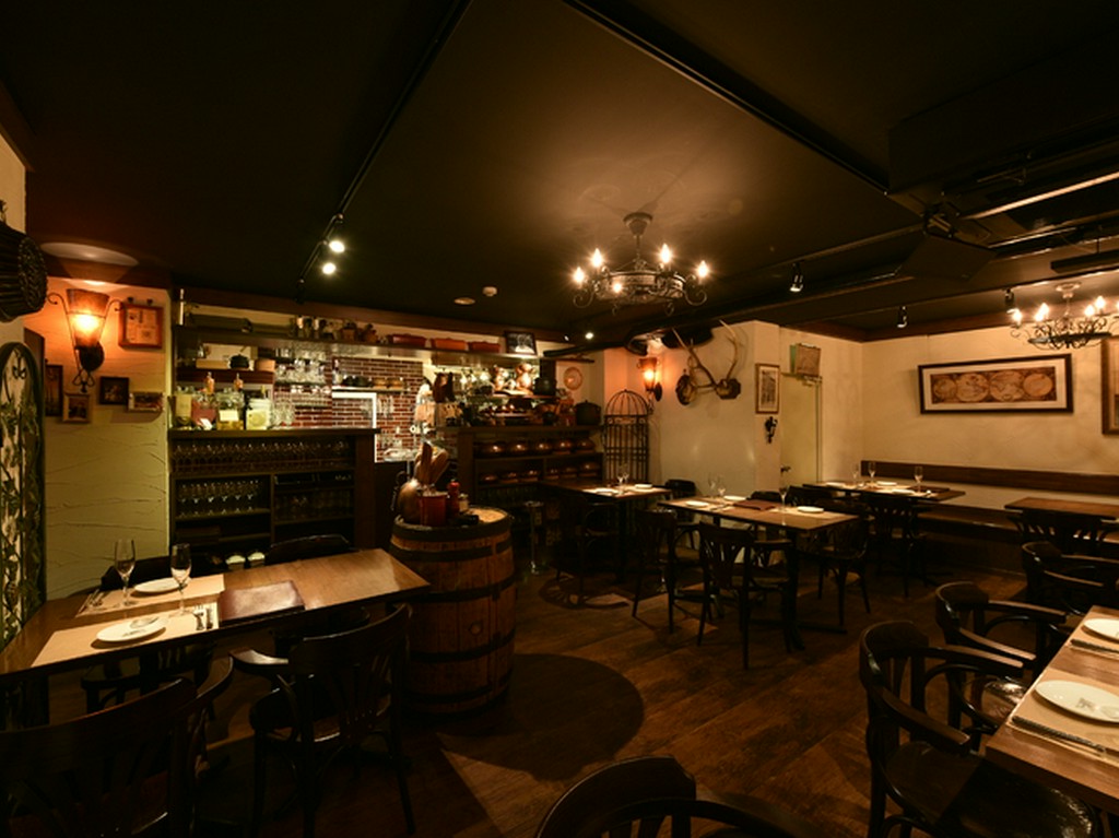 ヨーロッパの片田舎を思わせる落ち着いた雰囲気の内装