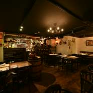 ヨーロッパで約6年過ごした時のイメージを、できる範囲で表現したという店内。インテリアの大半は、ヨーロッパから買い付けてきた物を配置しているそう。どこか懐かしい、落ち着ける雰囲気が漂います。