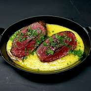 北海道当別地域のシカをドライエイジングをかけ、ロースト。
肉汁が出たところで、トロトロのポレンタと一緒に食べる喜びを。
