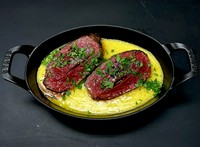 北海道当別地域のシカをドライエイジングをかけ、ロースト。
肉汁が出たところで、トロトロのポレンタと一緒に食べる喜びを。
