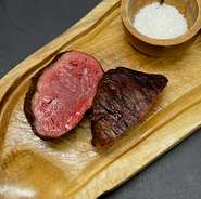 味に深みのある経産牛の内ももの下部にある赤身肉のシンシン、カメノコ、トモサンカク、マルカワの4つの部位からなる芯玉。
お好みの部位をシンプルなスタイルで。
