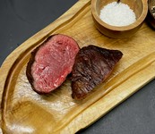 味に深みのある経産牛の内ももの下部にある赤身肉のシンシン、カメノコ、トモサンカク、マルカワの4つの部位からなる芯玉。
お好みの部位をシンプルなスタイルで。
