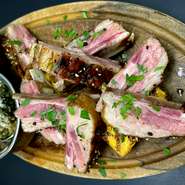 皆様が大好き仔羊スペアリブのグリル。お手に取って頂き、骨周りのお肉もガシガシと。