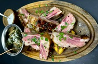 皆様が大好き仔羊スペアリブのグリル。お手に取って頂き、骨周りのお肉もガシガシと。