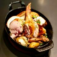 柔らかくジューシーな雛鳥を半羽たっぷりと、絶妙な火加減で。
低温熟成したじゃが芋のローストの美味しさもぜひ。
