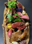 窒息させたことにより、深いコクと風味が増した鳩を乾燥ザクロとスパイス塩で味に変化を加えながらお召し上がりください。