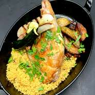 肉質は柔らかく、少なく美味しいウサギを自家製のペーストタイプのサラミで旨味をまとわせて。
　