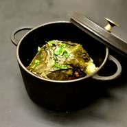 しっかりとした噛みしめるタイプのハンバーグ。
フェンネルが香る仔羊の旨味、フェタチーズ、フムス、ブドウの葉を一緒に召し上がることにより、口一杯に楽しさが広がります。
