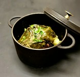 しっかりとした噛みしめるタイプのハンバーグ。
フェンネルが香る仔羊の旨味、フェタチーズ、フムス、ブドウの葉を一緒に召し上がることにより、口一杯に楽しさが広がります。
