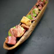 桜とリンゴのスモークで色んな部位を2週間熟成。。オープン当初からの人気メニュー。

